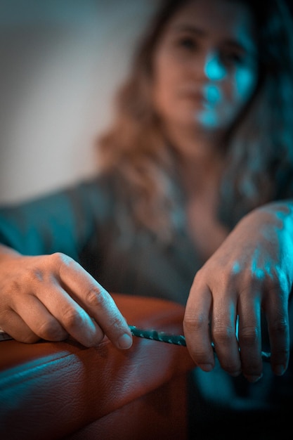 Foto primer plano de una mujer que se sostiene de la mano