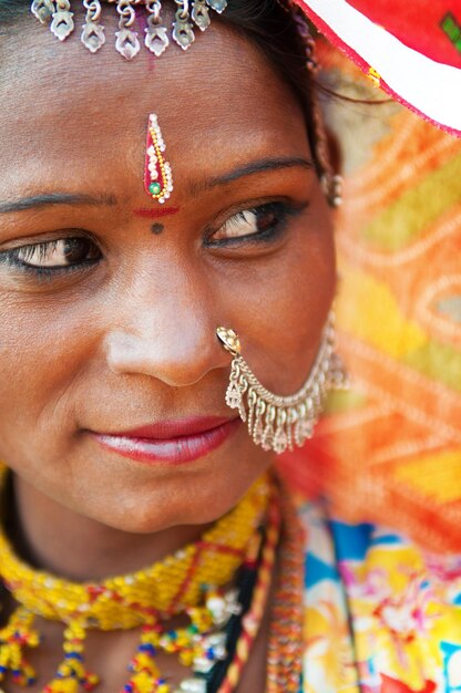 Foto primer plano de una mujer con ropa tradicional