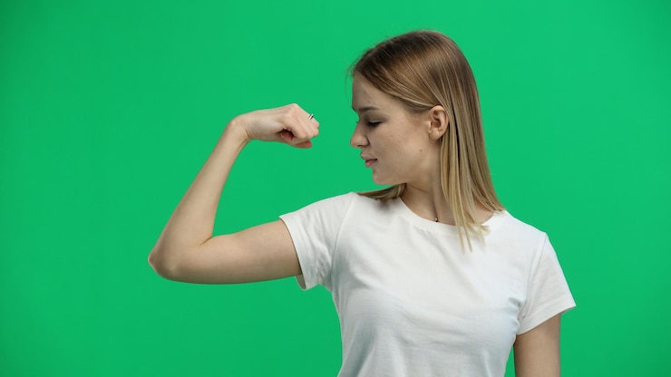 Foto un primer plano de una mujer sobre un fondo verde muestra fuerza
