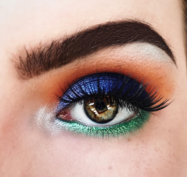 Primer plano de una mujer con sombra de ojos