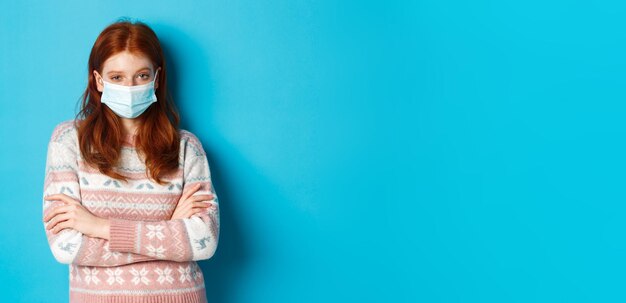 Foto primer plano de una mujer con sombrero contra un fondo azul