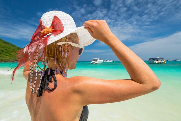 Primer plano de una mujer con sombrero en el mar contra el cielo