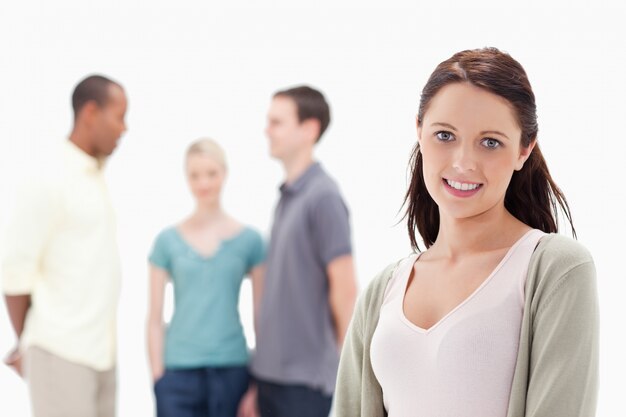 Primer plano de una mujer sonriendo con amigos