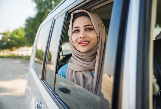 Primer plano de una mujer sonriente sentada en el coche