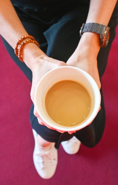 Primer plano de mujer sostenga una taza de café caliente tiempo de relajación disfrute del momento con sus bebidas amor propio concepto de estilo de vida de autocuidado