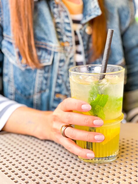 Primer plano de una mujer sosteniendo una bebida