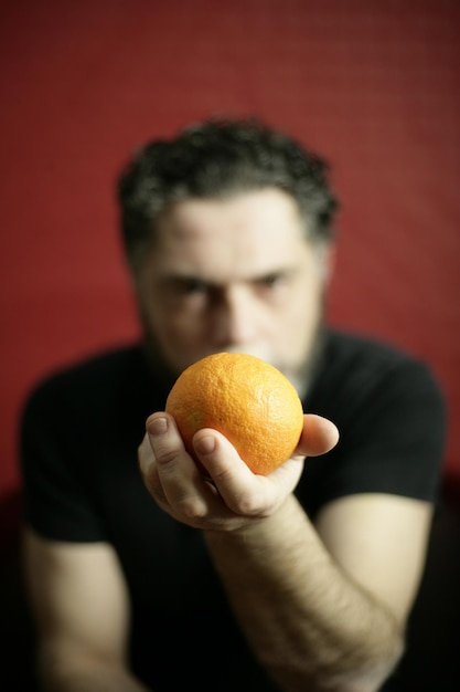Primer plano de una mujer sosteniendo una fruta