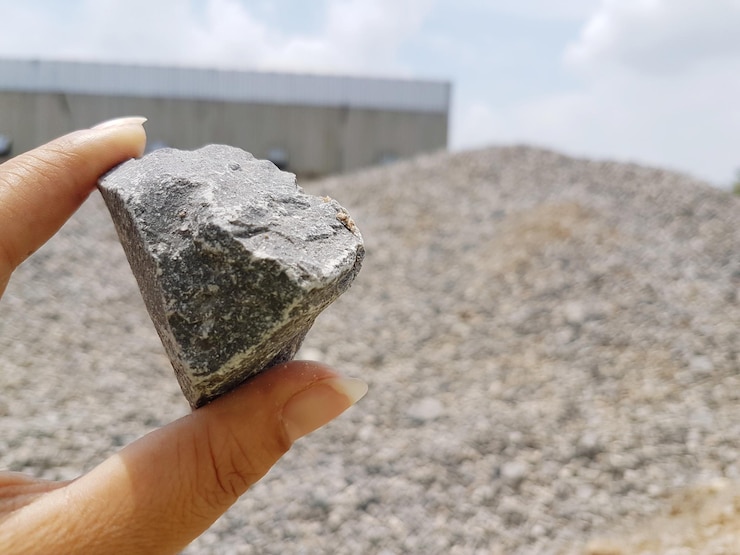 Foto primer plano de una mujer sosteniendo una piedra
