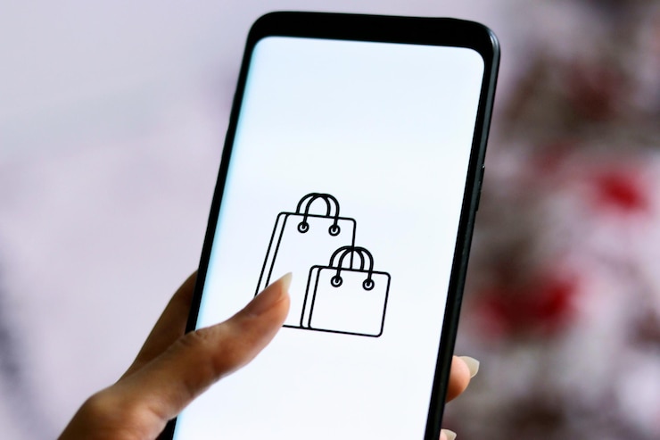 Foto primer plano de una mujer sosteniendo un teléfono con una aplicación de compras