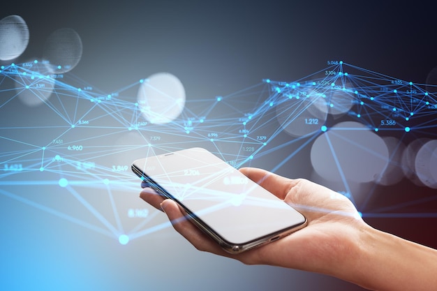 Primer plano de una mujer sosteniendo un teléfono inteligente con una interfaz poligonal brillante creativa en un fondo borroso Innovación tecnológica y concepto de red