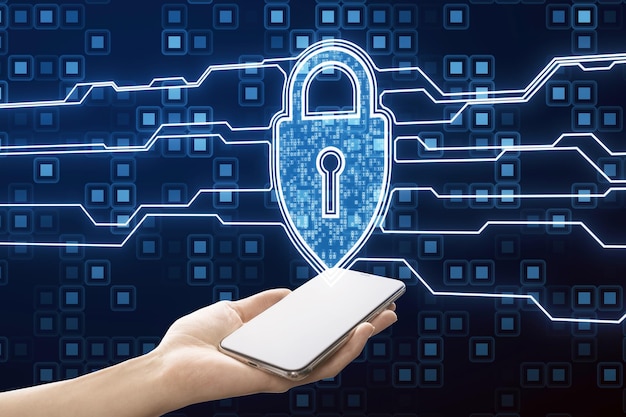 Primer plano de una mujer sosteniendo un teléfono inteligente con un signo creativo de protección web con codificación binaria en un fondo oscuro.