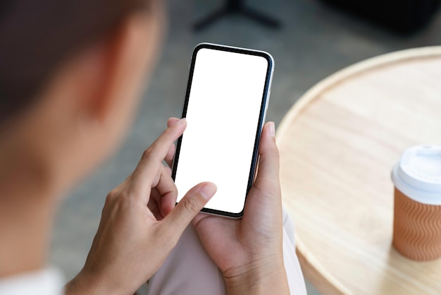 Primer plano de una mujer sosteniendo y tocando la pantalla en blanco del teléfono inteligente