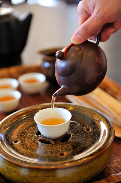 Primer plano de una mujer con una taza de té
