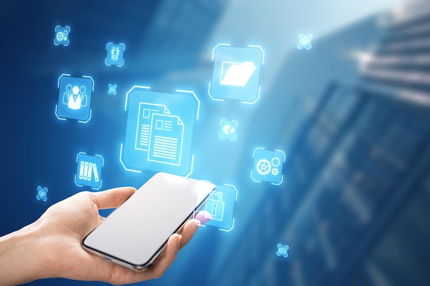 Primer plano de una mujer con un teléfono inteligente en la mano con iconos azules brillantes en un fondo borroso de la ciudad Concepto de gestión en línea y trabajo remoto