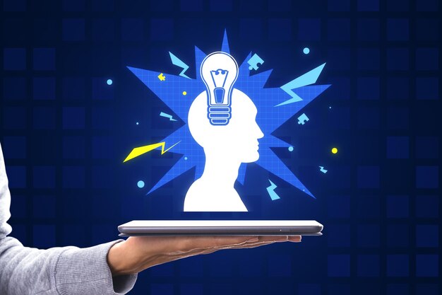 Primer plano de una mujer con un teléfono móvil en la mano con una cabeza digital creativa con una lámpara en fondo azul Idea y concepto de solución
