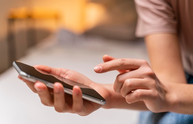 Foto primer plano, de, un, mujer, un, teléfono móvil