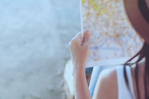 Primer plano, de, mujer, tenencia, mapa