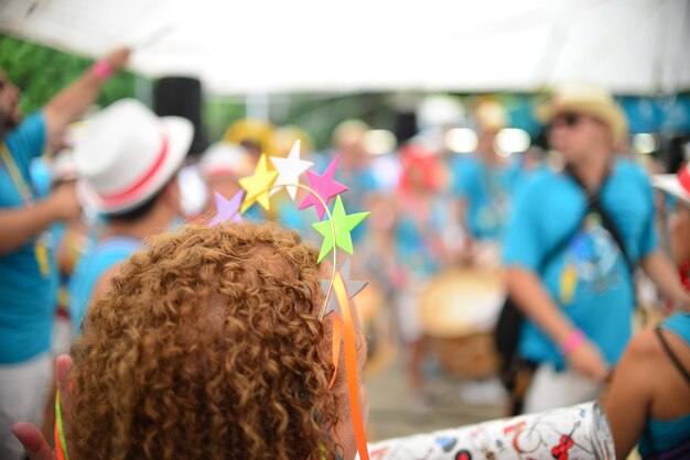 Primer plano de una mujer con una tiara durante el carnaval