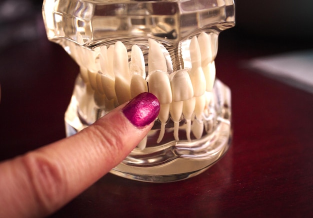 Foto primer plano de una mujer tocando las dentaduras