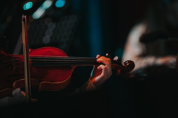 Primer plano de una mujer tocando el violín