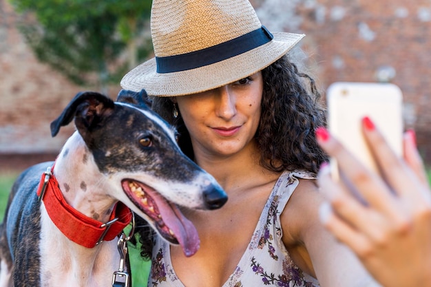 Foto primer plano de una mujer tomando una selfie con un perro