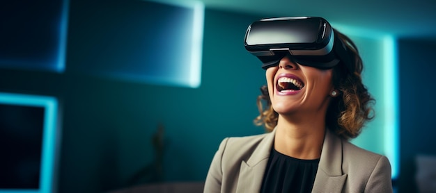 Primer plano de una mujer en traje con gafas de realidad virtual riendo y copiando el espacio