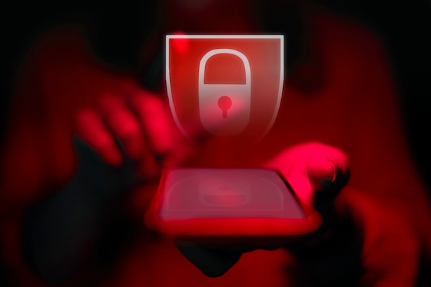 Primer plano de una mujer usando un teléfono móvil con bloqueo de seguridad rojo sobre fondo negro