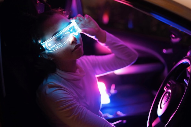Primer plano de una mujer usando un teléfono móvil