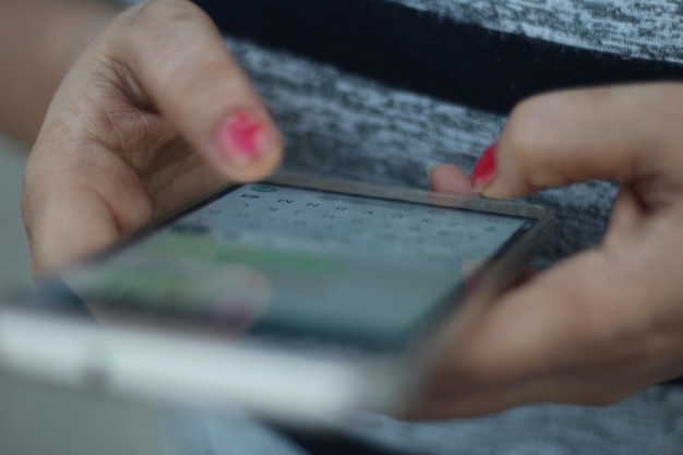 Primer plano de una mujer usando un teléfono móvil