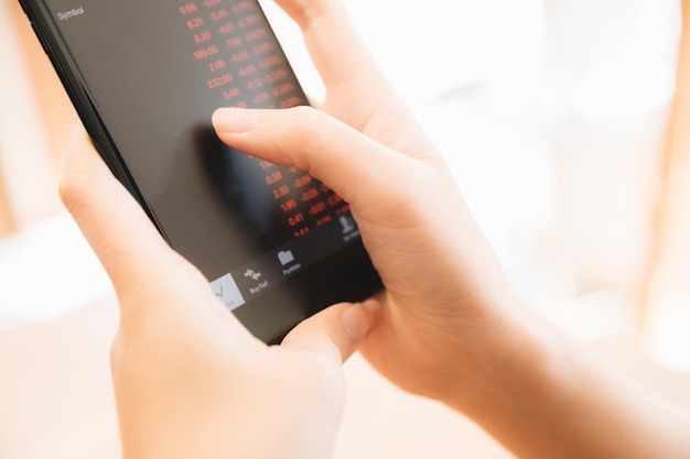Primer plano de una mujer usando un teléfono móvil