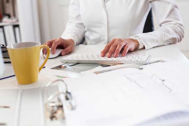 primer plano, de, mujer, utilizar, computadora, teclado, en, oficina