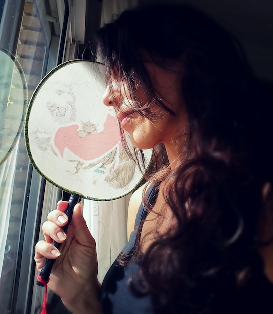 Foto primer plano de una mujer por la ventana