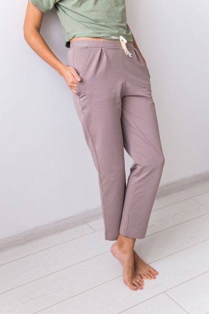 Primer plano de mujer vestida con un hermoso pijama colorido posando como modelo en su sala de estar. Ropa de dormir cómoda, relajación en el hogar y concepto de moda femenina.