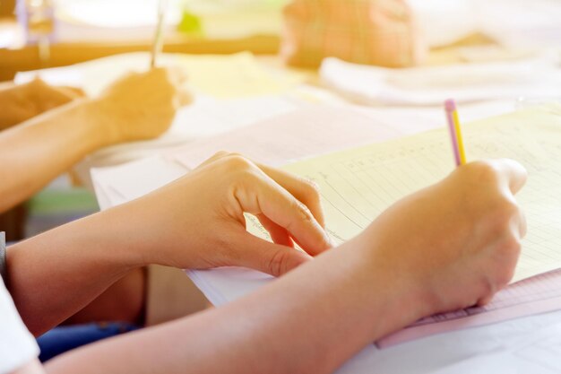 Foto primer plano de mujeres escribiendo un libro