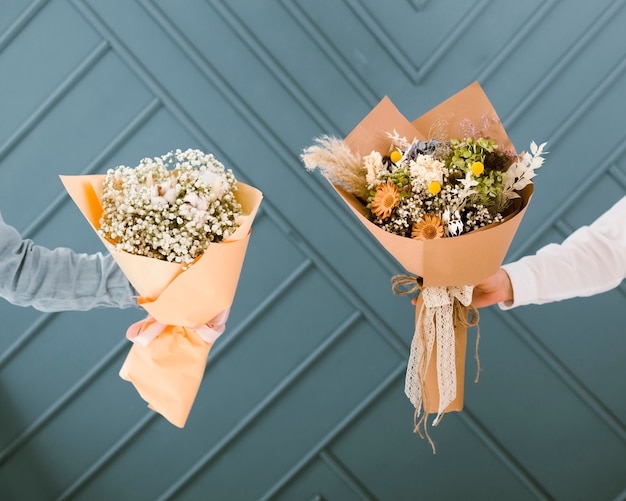 Foto primer plano de mujeres con hermosos ramos de flores