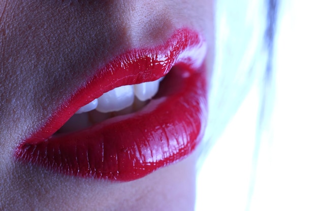 Primer plano de mujeres con lápiz labial rojo