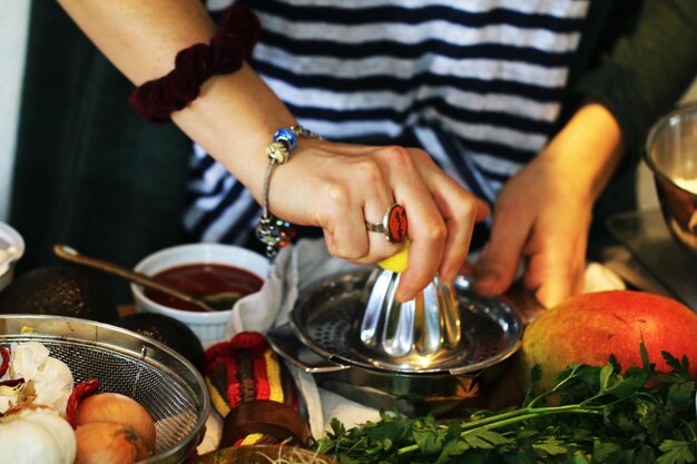 Foto primer plano de mujeres preparando comida