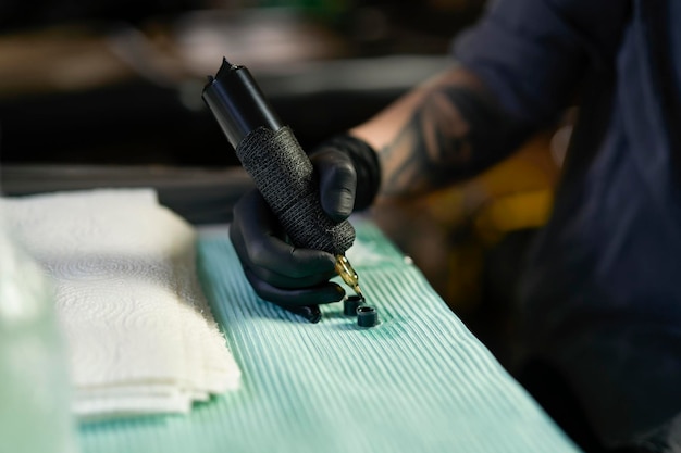 Un primer plano de mujeres que se preparan para el tatuaje