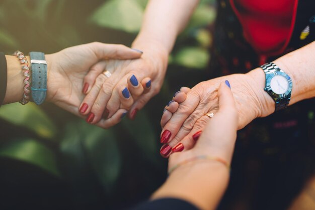 Foto primer plano de mujeres tomadas de la mano