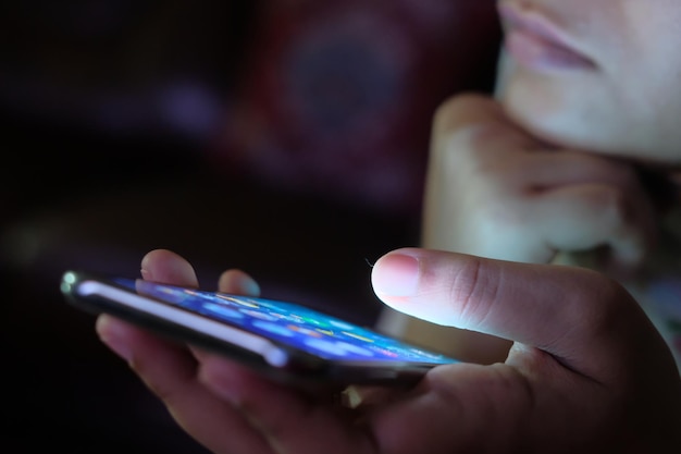 Un primer plano de mujeres usando un teléfono inteligente