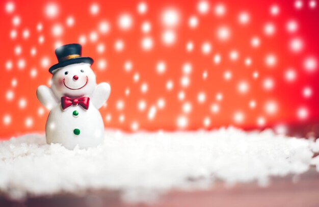 Primer plano del muñeco de nieve en la mesa durante la Navidad