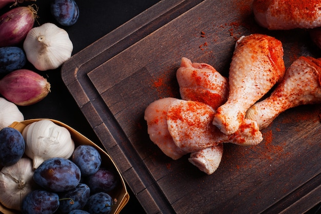 Primer plano de muslos de pollo crudo.