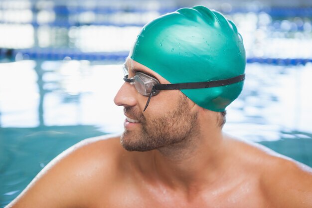 Primer plano de un nadador apto en la piscina