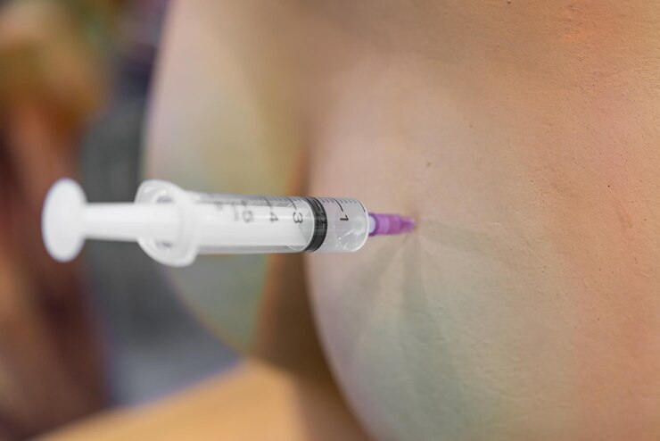 Foto primer plano de las nalgas con una jeringa