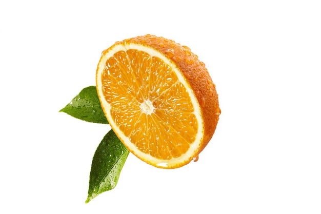 Primer plano de una naranja dividida en dos sobre un fondo blanco