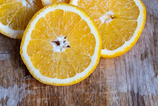 Primer plano de naranja fresca jugosa en rodajas