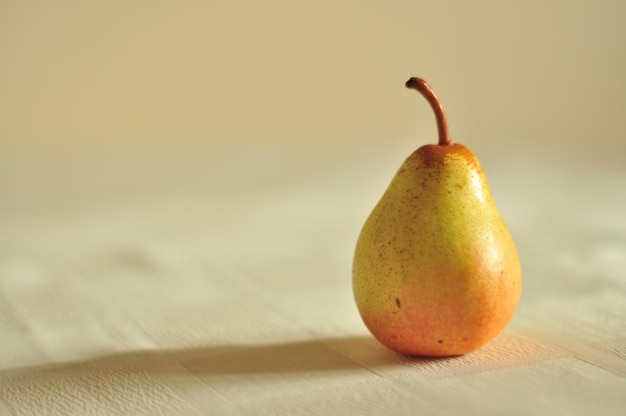 Primer plano de una naranja en la mesa