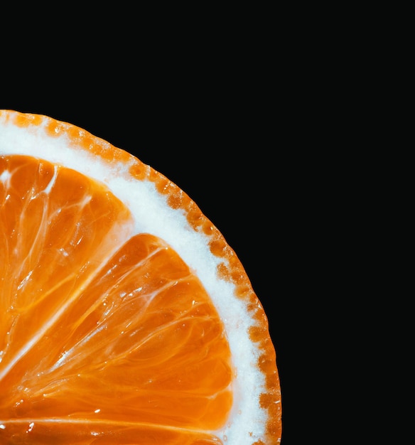 Primer plano de la naranja en rodajas sobre fondo negro