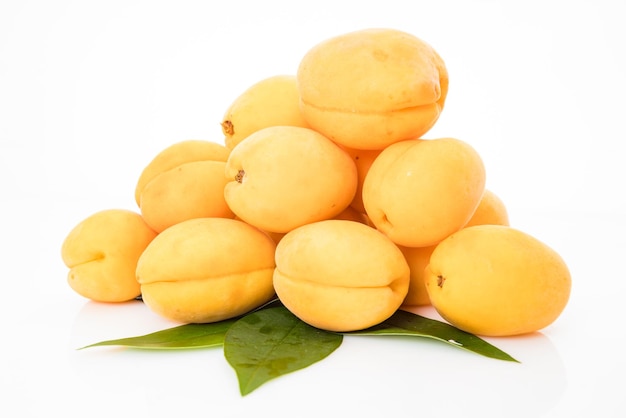 Primer plano de naranjas contra un fondo blanco
