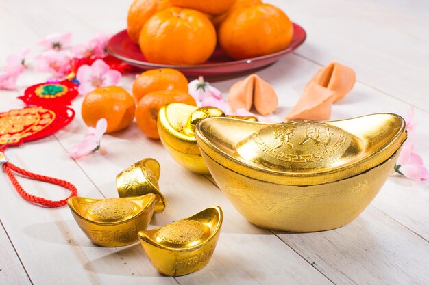Primer plano de naranjas y decoraciones en la mesa